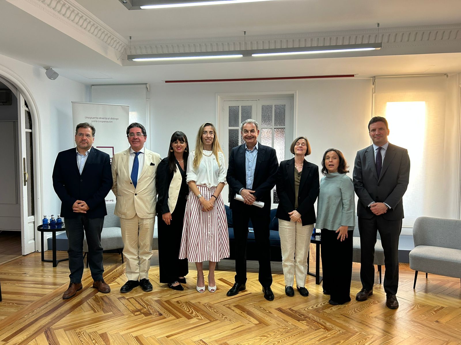Desde Funes a Madrid: presentó un informe en España junto al equipo del ex presidente Rodríguez Zapatero